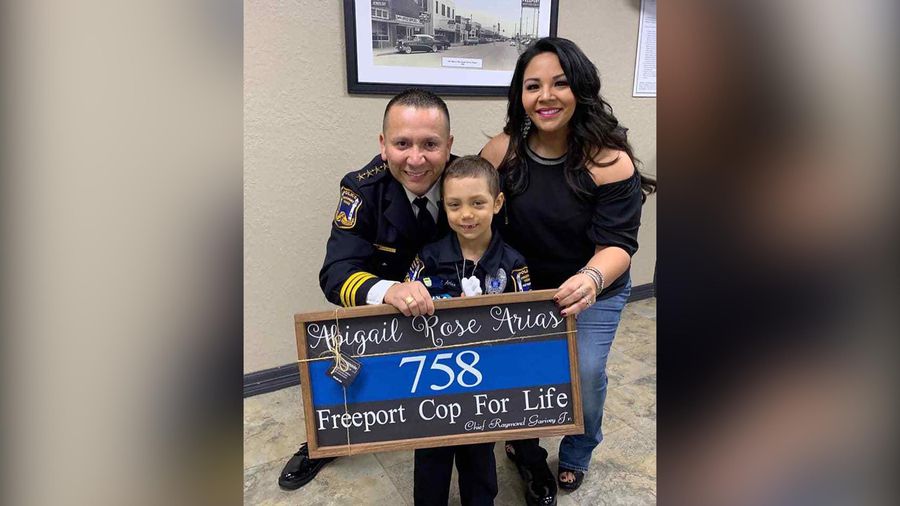 Niña con cáncer cumple su sueño de ser policía honoraria