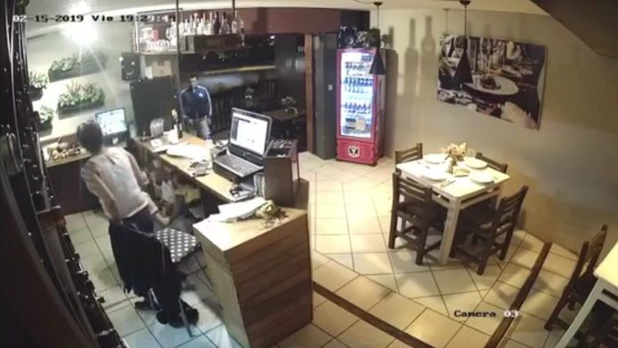 Video: Asaltan a italianos en las narices de la policía de Morelia