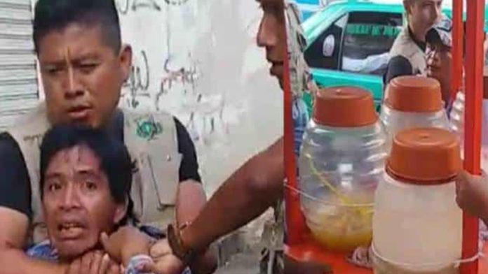 Con violencia servidores públicos de Chiapas retiran a vendedor de aguas de la calle