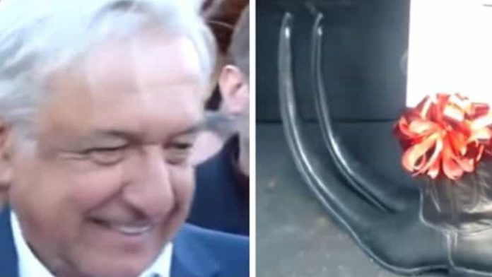 AMLO presidente recibe botas tribaleras para que siga “pateando la corrupción”