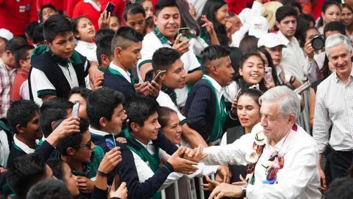 López Obrador inicia entrega nacional de Becas Benito Juárez Educación Media Superior para 4.1 millones de jóvenes