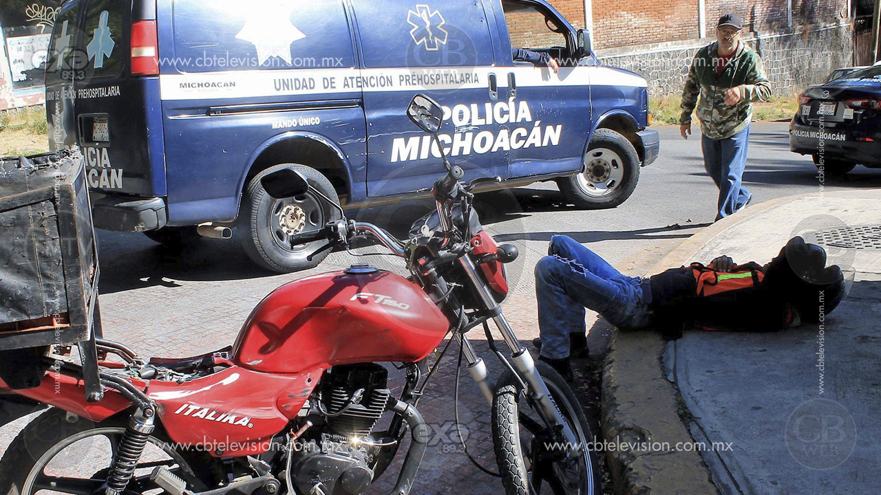 Motociclista queda herido al chocar contra un auto en Uruapan