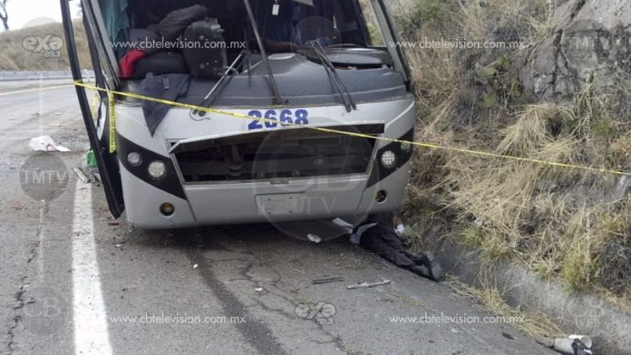 Un muerto y siete heridos deja volcadura de autobús en carretera hacia Cuitzeo