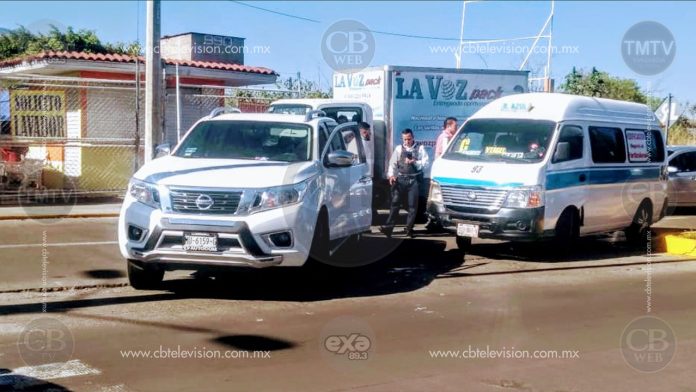 Choca combi contra camioneta en Av. Periodismo