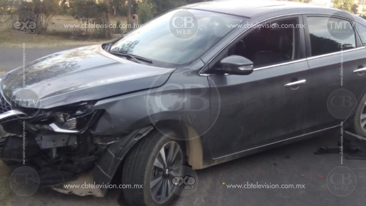 Conductora queda herida en choque de auto y camioneta