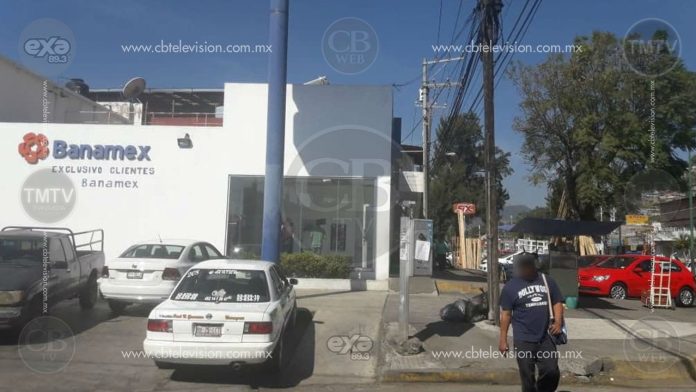 Con lujo de violencia roban banco en calzada Benito Juárez