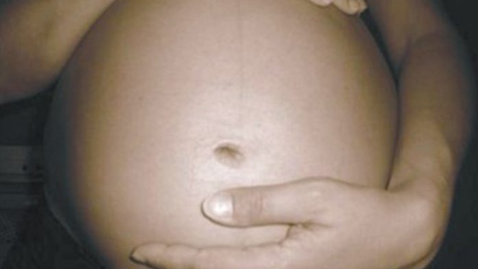 Adolescente da a luz y le corta el cuello “accidentalmente” a su bebé