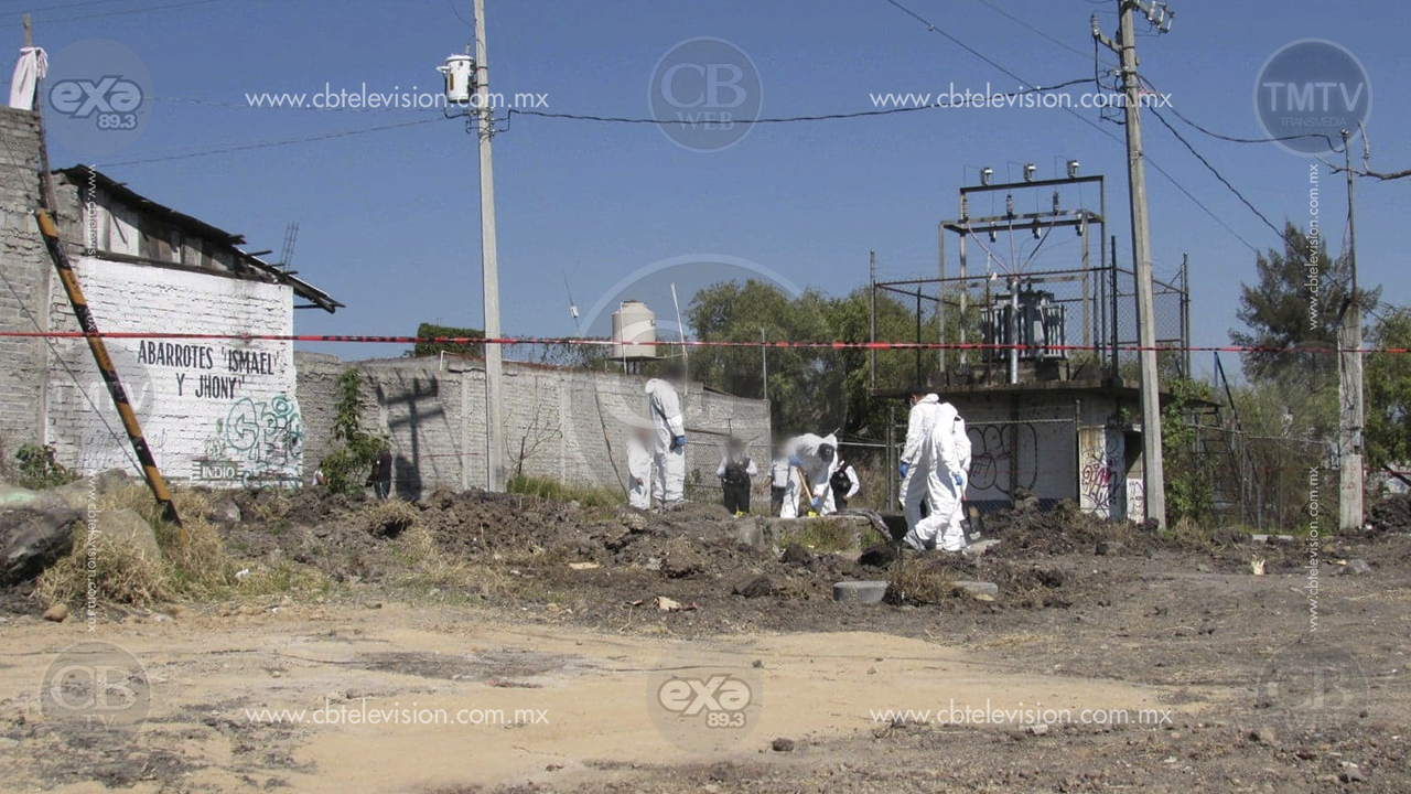Hallan un muerto semienterrado y encobijado en colonia de Morelia