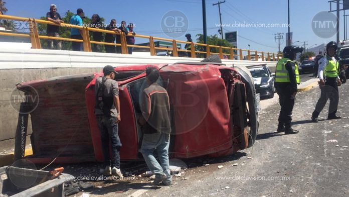 Vuelca camioneta en el periférico de Morelia