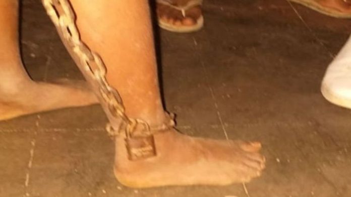 Con cadena en el pie, niño huye de su casa en Guerrero