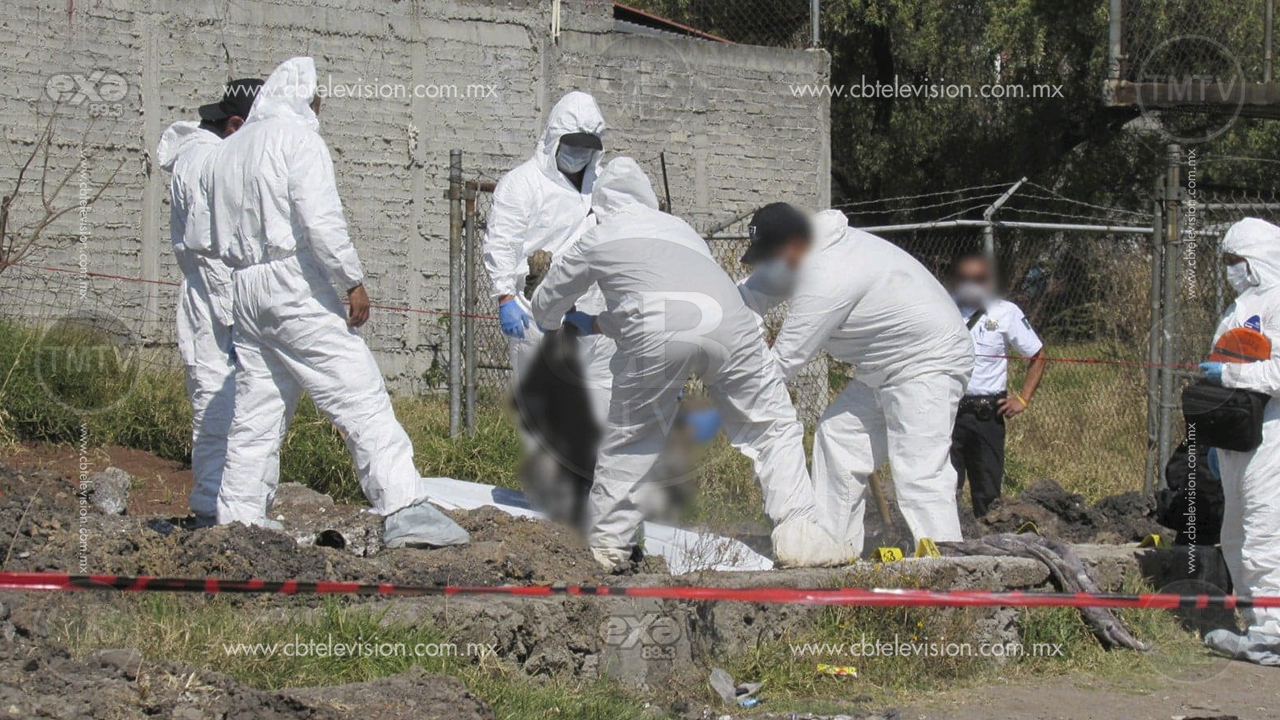 Hallan un muerto semienterrado y encobijado en colonia de Morelia