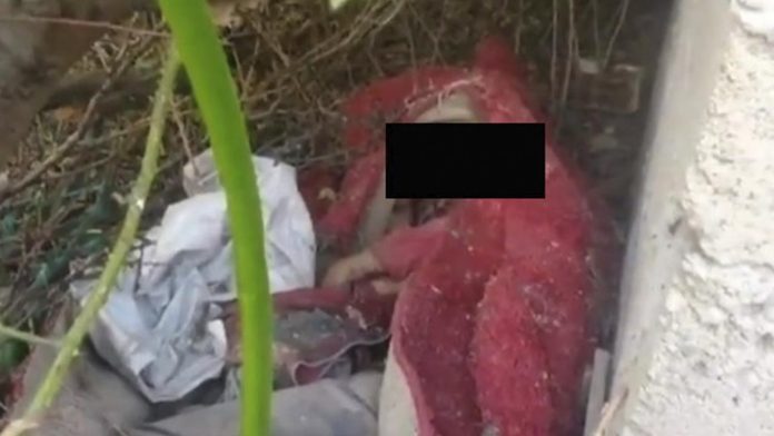 Madre encuentra el cadáver de su hijo menor, su hijo mayor trataba de enterrarlo