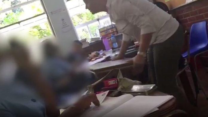 Video: Maestra y alumna se golpean por el uso del celular en clase