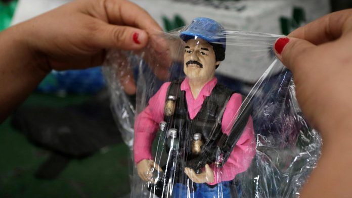 Rezan y venden figuras de acción, souvenirs y juegos tradicionales del Chapo en Sinaloa