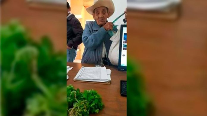 Abuelito sin dinero ofrece tres manojos de cilantro para obtener su acta de nacimiento