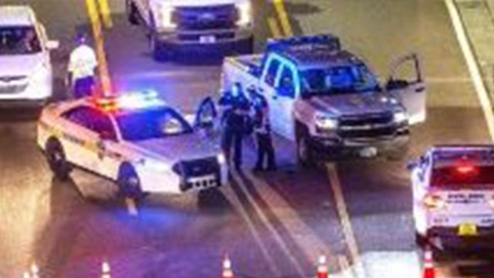 Cinco adolescentes asesinan a un hombre afuera de su casa para robarle