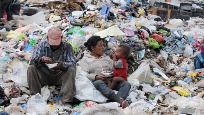 Siguen venezolanos comiendo de la basura debido a la crisis