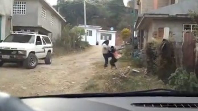 Captan a madre golpeando cruelmente a su hijo con discapacidad