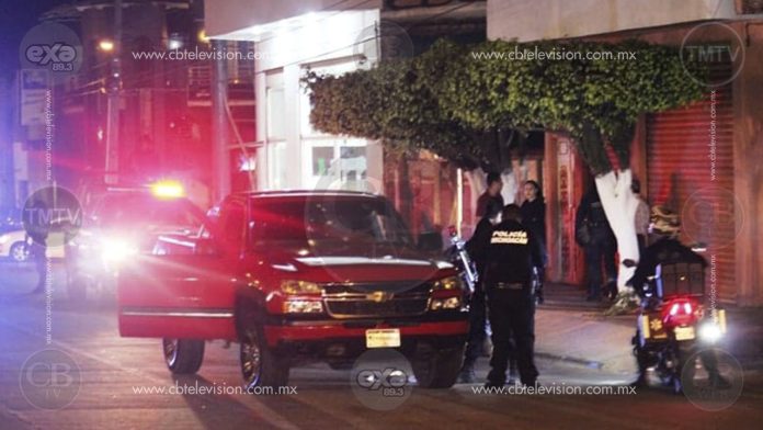 Joven es baleado al oponerse al robo de su camioneta en Uruapan