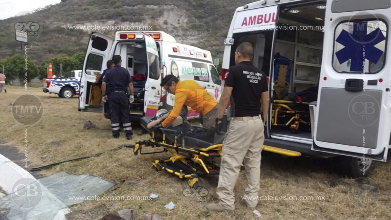Un muerto y siete heridos deja volcadura de autobús en carretera hacia Cuitzeo