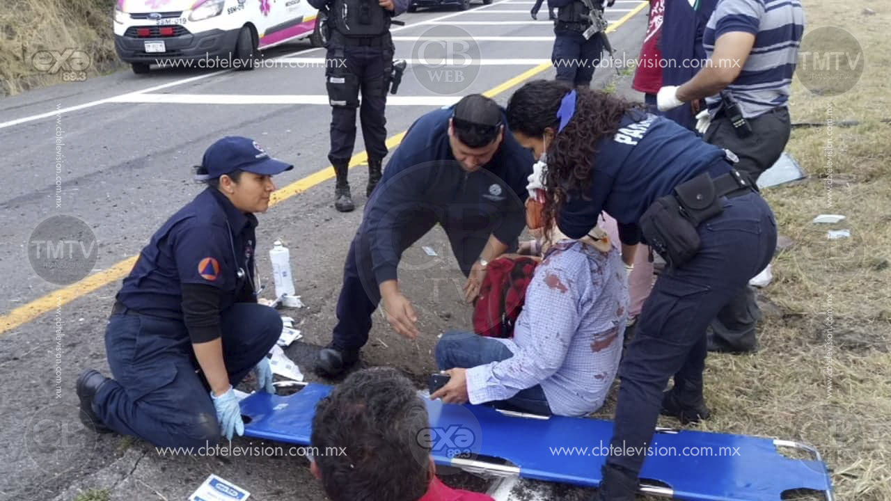 Un muerto y siete heridos deja volcadura de autobús en carretera hacia Cuitzeo