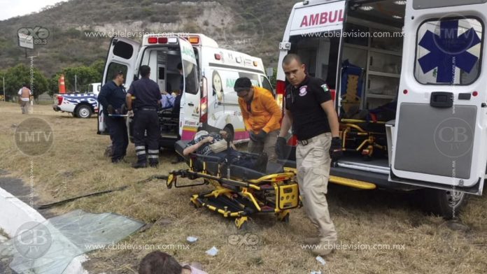 Un muerto y siete heridos deja volcadura de autobús en carretera hacia Cuitzeo