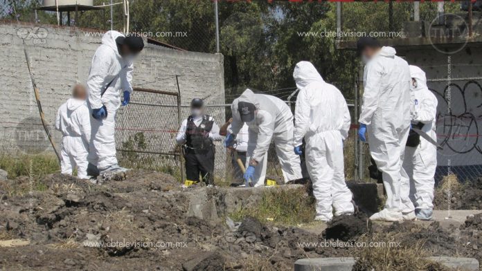 Hallan un muerto semienterrado y encobijado en colonia de Morelia