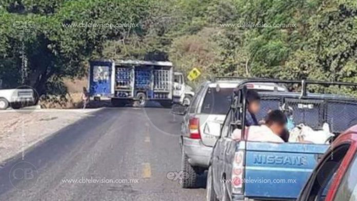 Amanecen Apatzingán y Buenavista con narcobloqueos y balaceras 