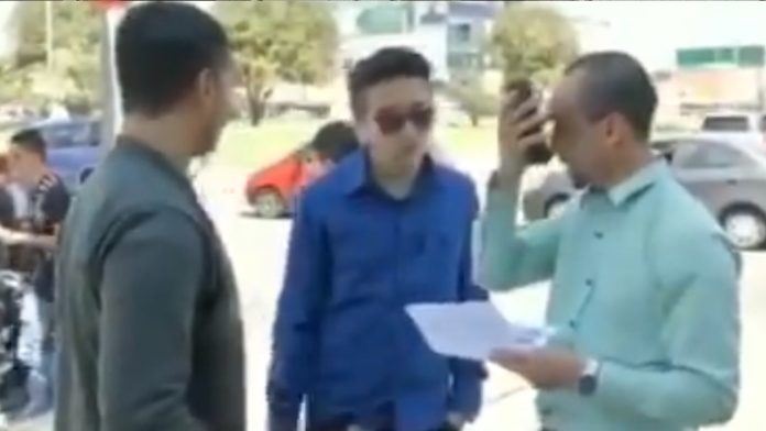 Multan injustamente a joven por comprar una empanada en la calle