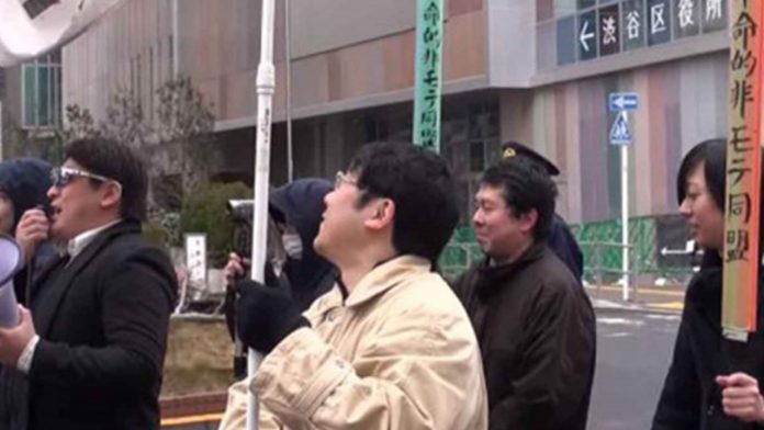 “Besarse en público es terrorismo”, hombres marchan contra San Valentín en Japón