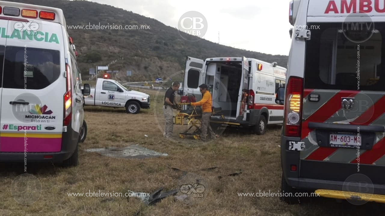 Un muerto y siete heridos deja volcadura de autobús en carretera hacia Cuitzeo