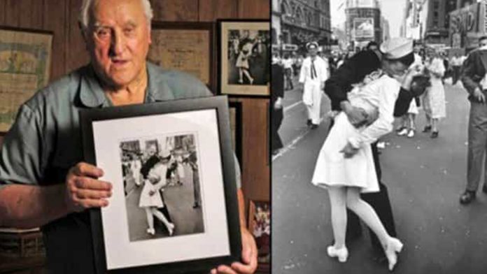 Muere el marinero de la famosa foto del beso en Times Square