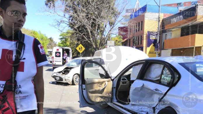 Dos heridos en choque vehicular en la Avenida Camelinas