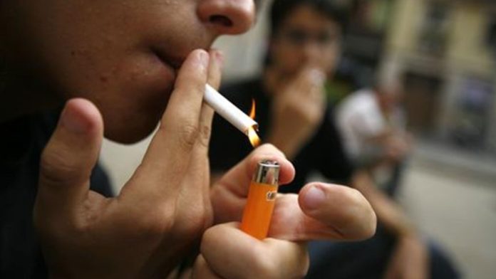 Diputada del PAN propone prohibir fumar afuera de escuelas y hospitales