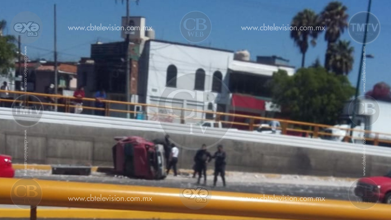 Vuelca camioneta en el periférico de Morelia