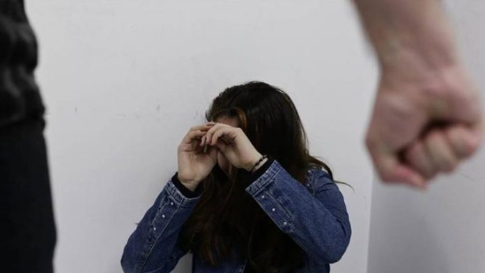 Hombre golpeó a su hermana embarazada por pedirle que bajara el volumen a la música