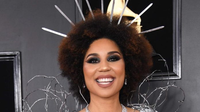 Con vestido en los Grammy, cantante pide construcción del muro