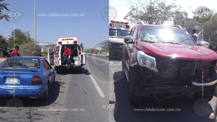 Dos heridos en choque de auto y camioneta en Apatzingán