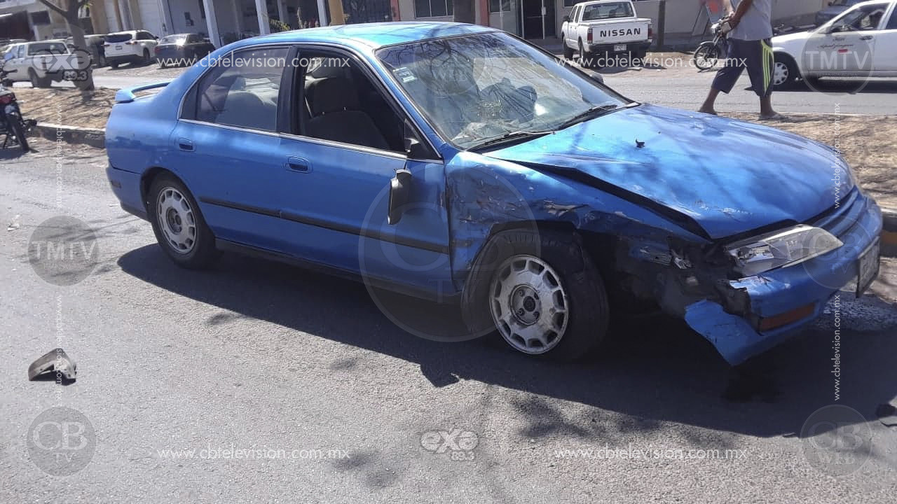 Dos heridos en choque de auto y camioneta en Apatzingán