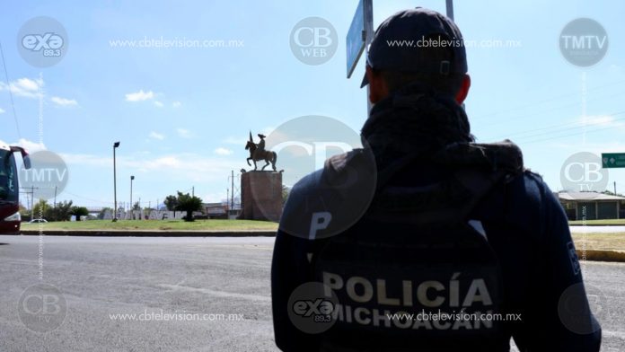 Libera Policía Michoacán bloqueos carreteros en la carretera Apatzingán-Aguililla