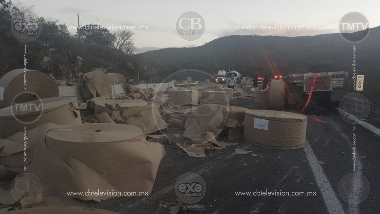 Hombre muere al volcar su tráiler en Sayula