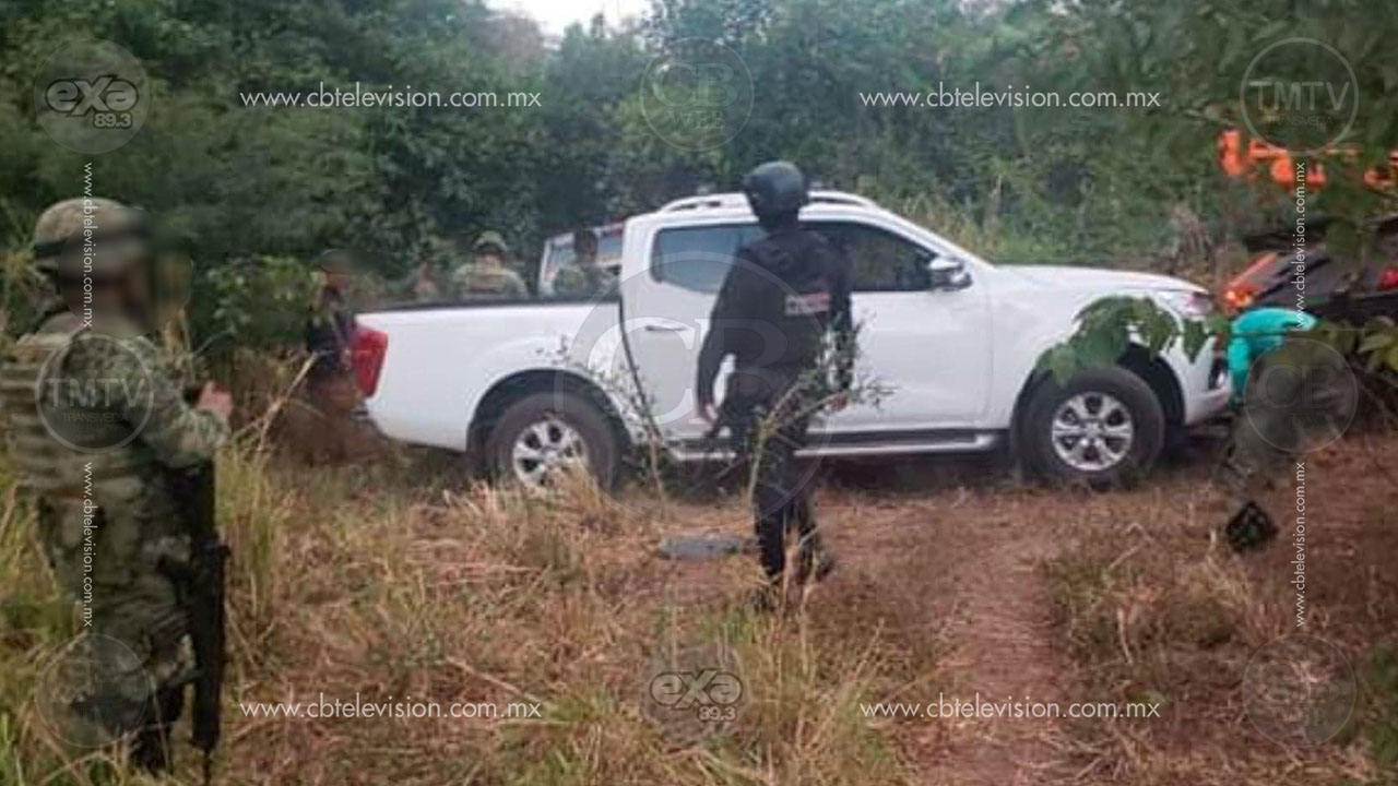Policías aseguran dos vehículos robados y varios cartuchos de rifle de asalto en Zihuatanejo