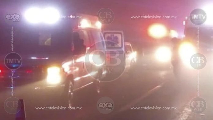 Choque-volcadura entre un camión de Jumex y una camioneta deja a los conductores con golpes en Zitácuaro