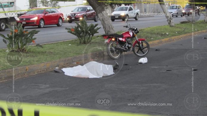 Pareja en moto es atropellada por vehículo que se dio a la fuga, la mujer fallece