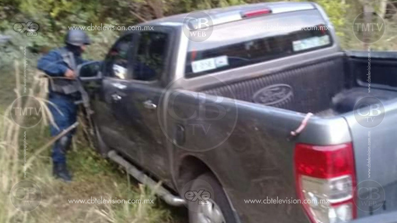Policías aseguran dos vehículos robados y varios cartuchos de rifle de asalto en Zihuatanejo