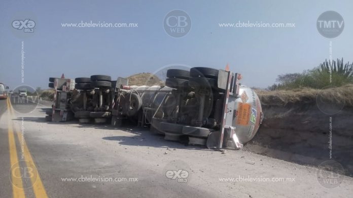 Vuelca pipa cargada de gasolina en la “Siglo XXI”