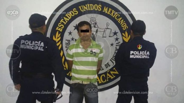Municipales detienen a hombre con droga en Lázaro Cárdenas