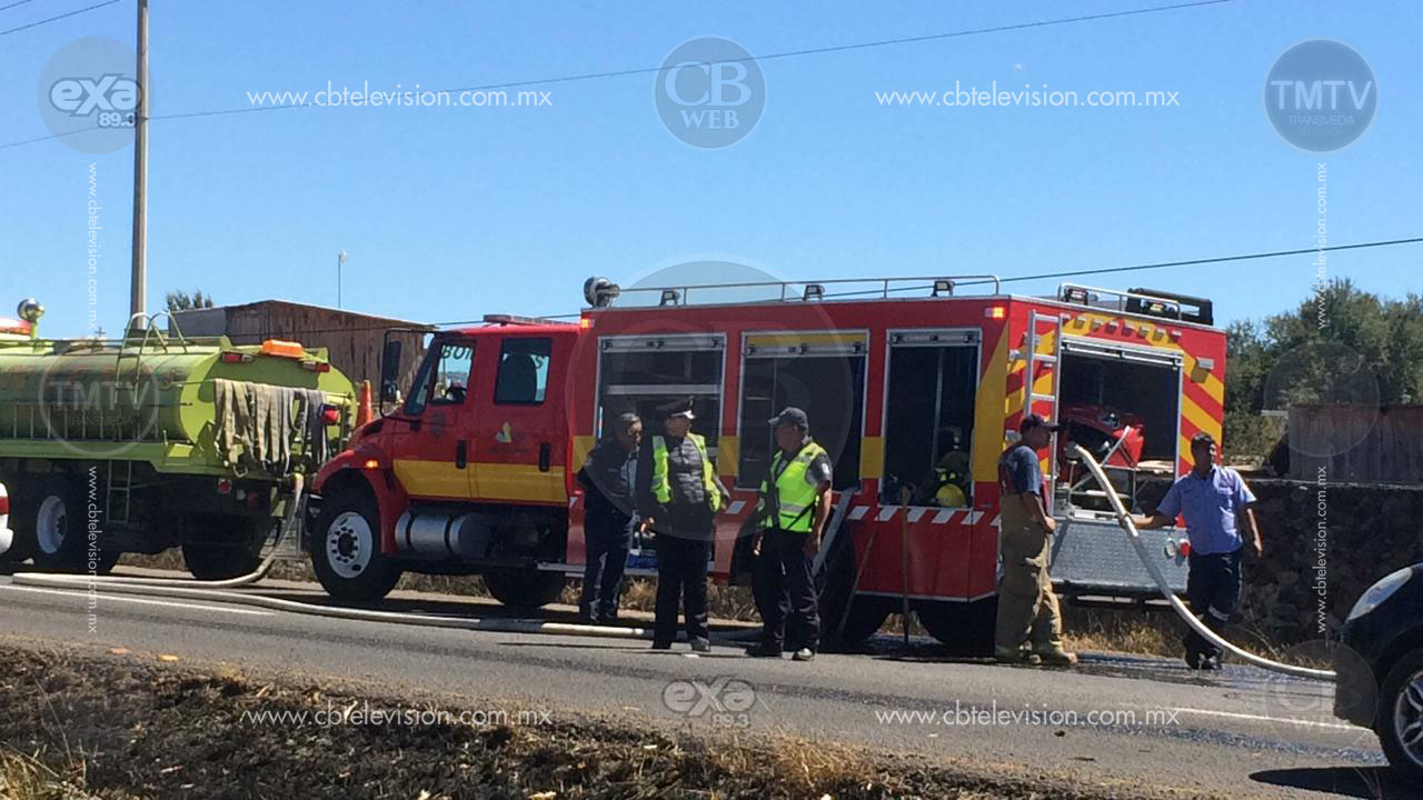 Camioneta arde en llamas al sur de Morelia