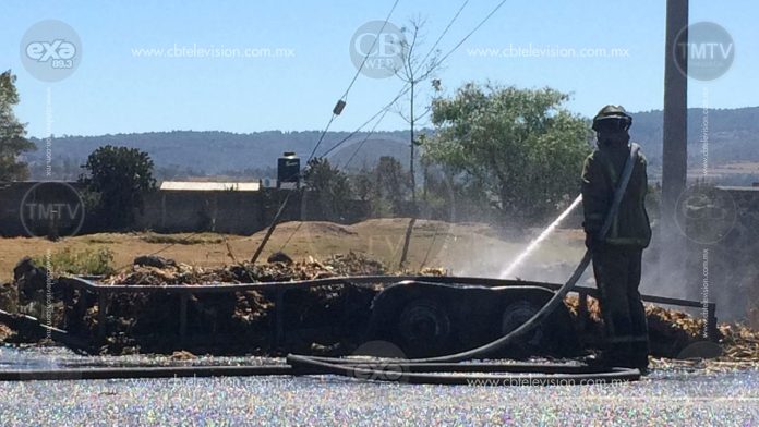 Camioneta arde en llamas al sur de Morelia