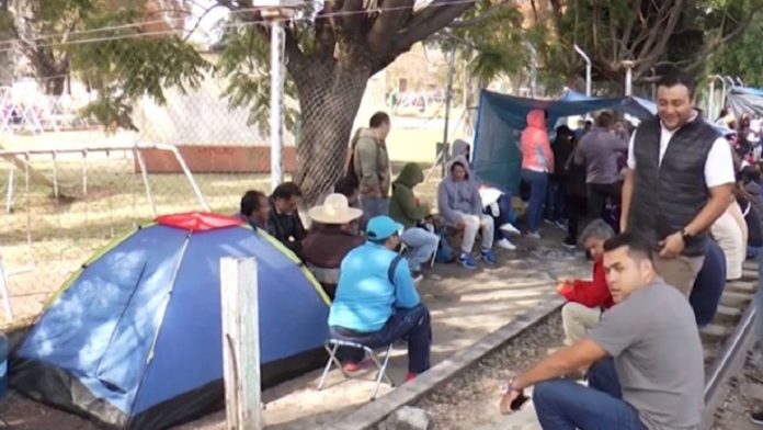 Mantiene CNTE bloqueo de vías en Uruapan